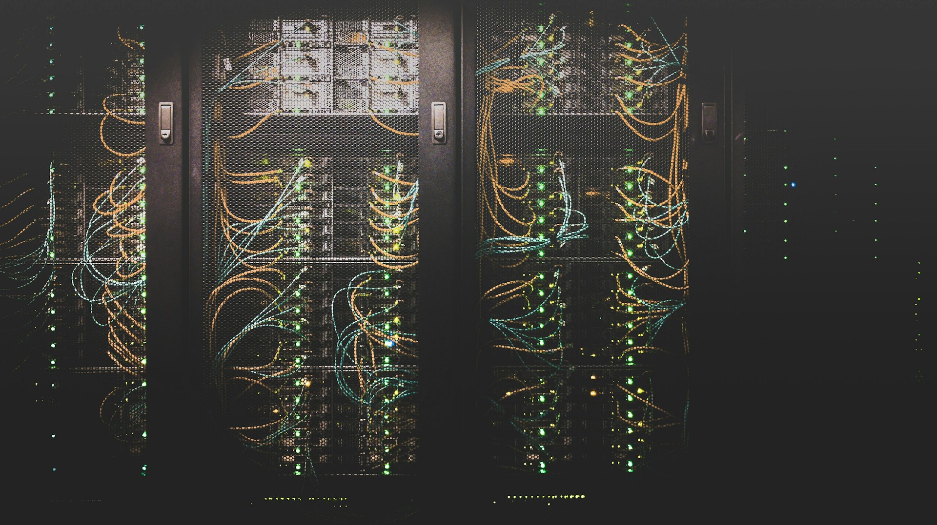 Datacenter met verlichte serverrekken